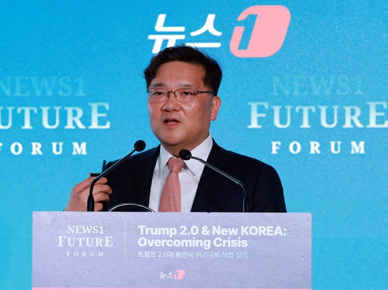 권남훈 산업연구원 원장이 7일 서울 여의도 페어몬트 호텔에서 열린 뉴스1 미래포럼에서 '트럼프발 관세전쟁과 한국산업'이라는 주제로 특별강연을 하고 있다. ‘트럼프 2.0과 新한국:위기 극복 해법 찾기’를 주제로 열린 이번 포럼은 뉴스1 주최로 열렸다. 2025.5.7/뉴스1 ⓒ News1 김진환 기자