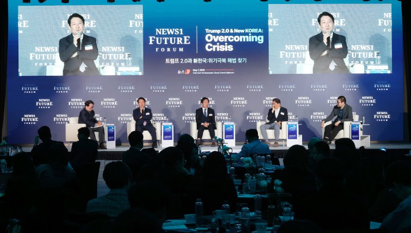 서정건 한국정당학회 학회장(왼쪽부터), 권영진 국민의힘 의원, 정태호 더불어민주당 의원, 박현석 국회미래연구원 거버넌스그룹장, 임명묵 ‘K를 생각한다’ 저자가 7일 서울 여의도 페어몬트 호텔에서 열린 뉴스1 미래포럼에서 ‘대선 앞둔 극한 대립의 한국 정치, 회생방안’을 주제로 토론을 하고 있다. ‘트럼프 2.0과 新한국:위기 극복 해법 찾기’를 주제로 열린 이번 포럼은 뉴스1 주최로 열렸다. 2025.5.7/뉴스1 ⓒ News1 박세연 기자