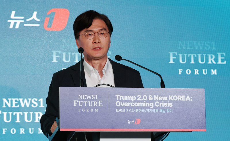 김익재 한국과학기술연구원 AI·로봇연구소장이 7일 서울 여의도 페어몬트 호텔에서 열린 뉴스1 미래포럼에서 ‘AI, 휴머노이드 로봇의 새로운 진화’를 주제로 발표를 하고 있다. ‘트럼프 2.0과 新한국:위기 극복 해법 찾기’를 주제로 열린 이번 포럼은 뉴스1 주최로 열렸다. 2025.5.7/뉴스1 ⓒ News1 박세연 기자