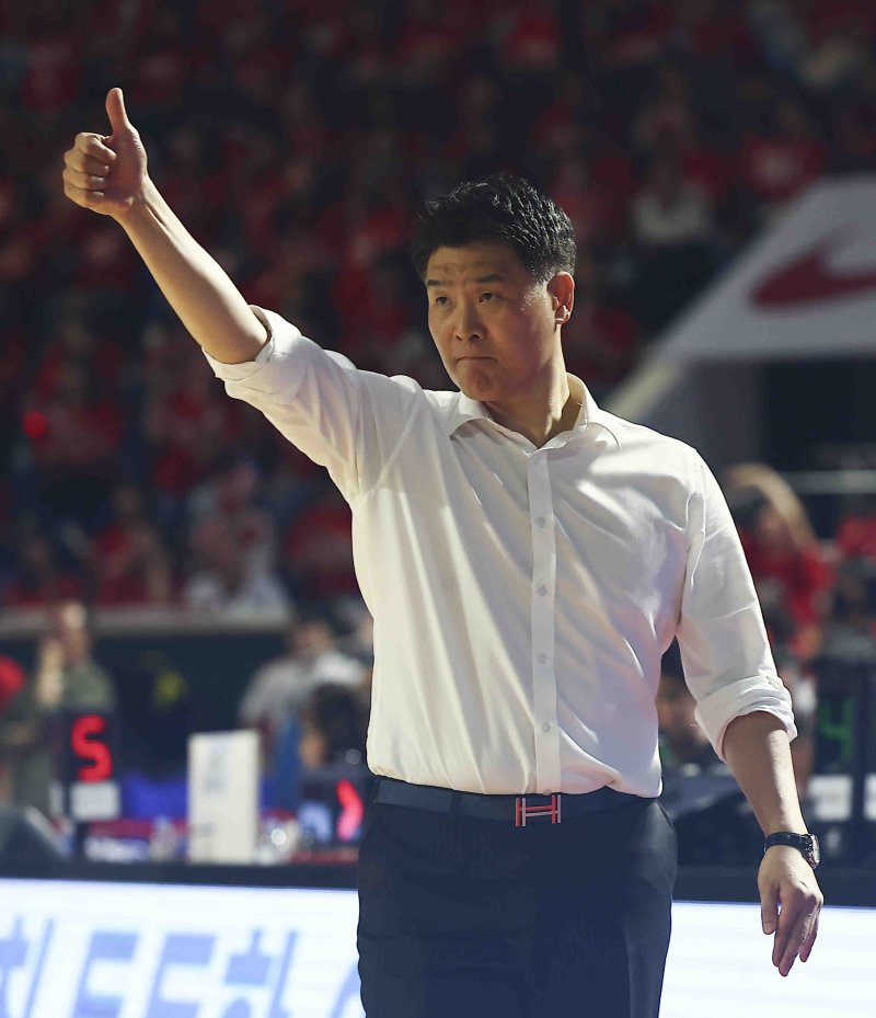 [서울=뉴시스] 김근수 기자 = 7일 잠실학생체육관에서 열린 2024-2025 KBL 챔피언결정전 2차전 창원 LG 대 서울 SK 경기, LG 조상현 감독이 LG 공격이 성공하자 기뻐하고 있다. 2025.05.07. ks@newsis.com