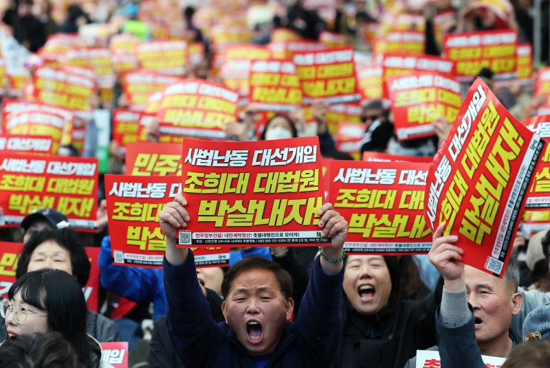 3일 오후 서울 서초구 대법원 앞에서 열린 촛불행동 주최 제138차 촛불대행진에서 참가자들이 대법원의 이재명 더불어민주당 대선 후보에 대한 공직선거법 위반 사건 판결을 규탄하는 구호를 외치고 있다. 2025.5.3/뉴스1 ⓒ News1 오대일 기자