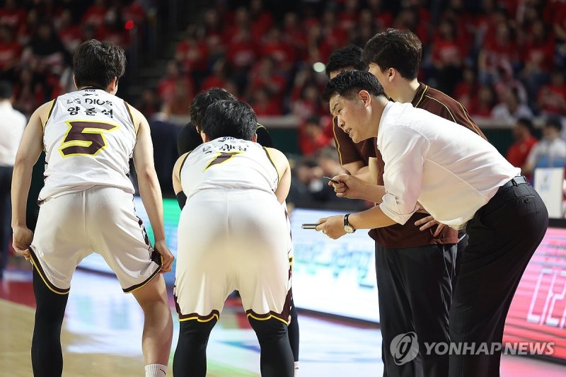 작전 지시하는 조상현 감독 (출처=연합뉴스)