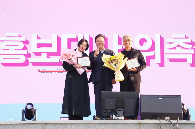[의왕=뉴시스] 배우 조재윤·김현숙이 의왕시 홍보대사로 위촉된 가운데 김성제 시장(사진 가운데)과 기념 촬영을 하고 있다. (사진=의왕시 제공). 2025.05.07. photo@newsis.com