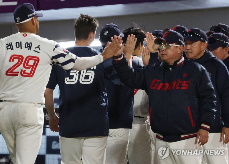 승리의 기쁨 나누는 롯데 선수들 (출처=연합뉴스)