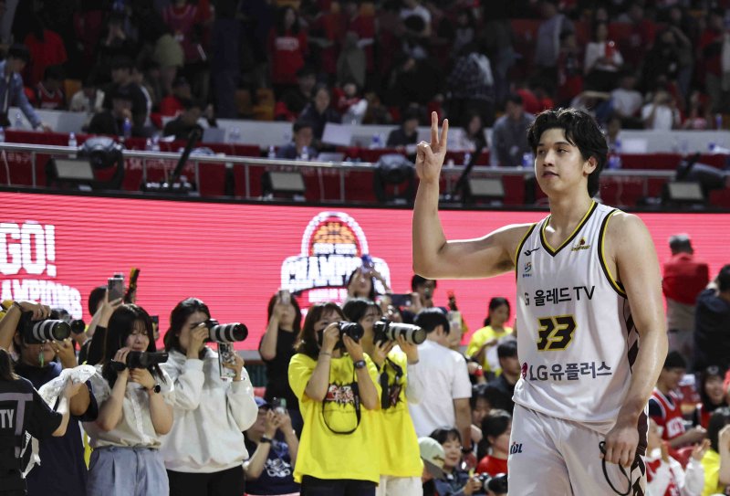 [서울=뉴시스] 김근수 기자 = 7일 잠실학생체육관에서 열린 2024-2025 KBL 챔피언결정전 2차전 창원 LG 대 서울 SK 경기에서 창원 LG가 76-71로 승리를 거두고 LG 칼 타마요가 기뻐하고 있다. 2025.05.07. ks@newsis.com