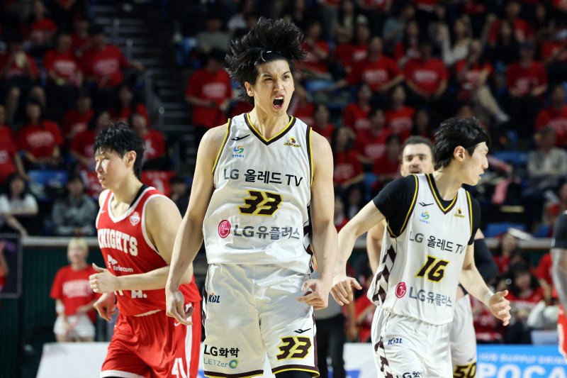 7일 오후 서울 송파구 잠실학생체육관에서 열린 '2024-25 KCC 프로농구 챔피언결정전 2차전' 서울 SK 나이츠와 창원 LG 세이커스의 경기 3쿼터에서 LG 타마요가 3점슛을 성공시킨 뒤 세리머니를 하고 있다. 2025.5.7/뉴스1 ⓒ News1 이동해 기자
