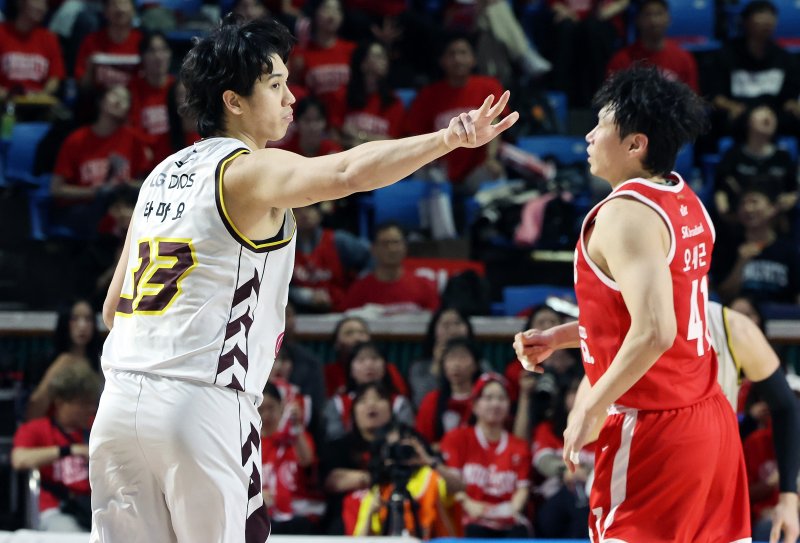 7일 오후 서울 송파구 잠실학생체육관에서 열린 '2024-25 KCC 프로농구 챔피언결정전 2차전' 서울 SK 나이츠와 창원 LG 세이커스의 경기 3쿼터에서 LG 타마요가 3점슛을 성공시킨 뒤 세리머니를 하고 있다. 2025.5.7/뉴스1 ⓒ News1 이동해 기자