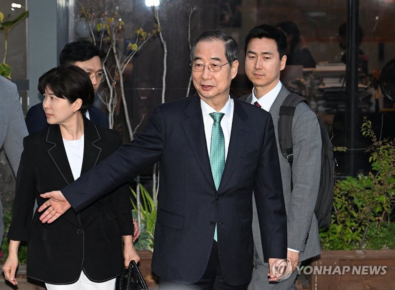 회담장 떠나는 한덕수 (출처=연합뉴스)