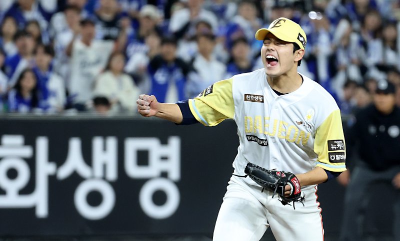 7일 대전 한화생명볼파크에서 열린 '2025 신한 SOL 뱅크 KBO리그' 프로야구 한화 이글스와 삼성라이온즈 경기에서 한화 문동주가 6회초 무사 1,2루에서 무실점 호투하며 환호하고 있다. 2025.5.7/뉴스1 ⓒ News1 김기남 기자