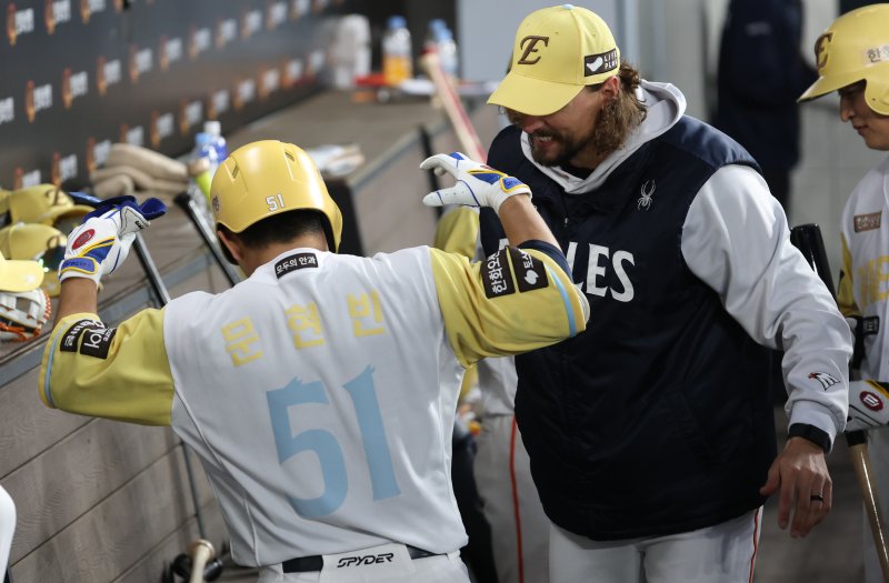 7일 대전 한화생명볼파크에서 열린 '2025 신한 SOL 뱅크 KBO리그' 프로야구 한화 이글스와 삼성라이온즈 경기에서 한화 문현빈이 3회말 동점 솔로 홈런을 친 뒤 더그아웃에서 폰세에게 독수리 세리머니를 보여 주고 있다. 2025.5.7/뉴스1 ⓒ News1 김기남 기자
