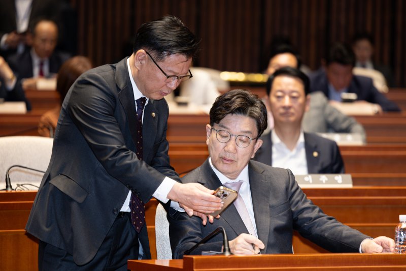 권성동 국민의힘 원내대표(오른쪽)과 이양수 사무총장이 7일 오후 서울 여의도 국회에서 열린 의원총회에서 스마트폰을 바라보고 있다. 2025.5.7/뉴스1 ⓒ News1 이재명 기자