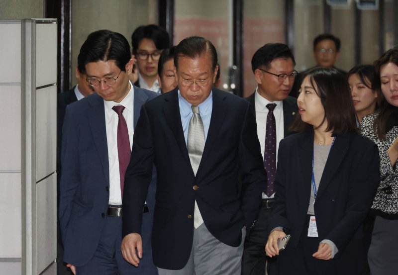 [서울=뉴시스] 고승민 기자 = 권영세 국민의힘 비상대책위원장이 7일 서울 여의도 국회에서 의원총회를 마친 뒤 비상대책위원장실로 향하고 있다. 2025.05.07. kkssmm99@newsis.com