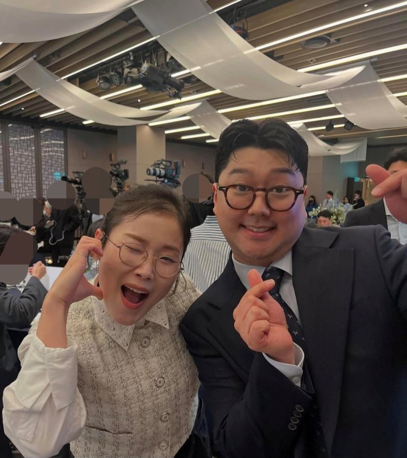 박슬기, '20년 지기' 강은비 결혼식서 깜짝 축가