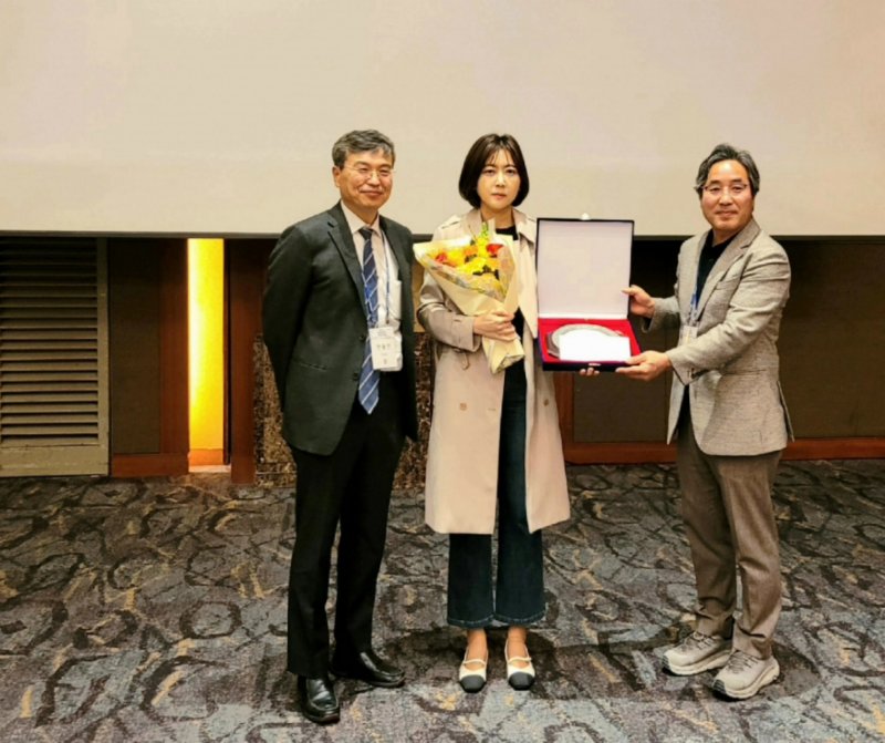 [서울=뉴시스]왼쪽부터 안용민 대한신경정신의학회 이사장, 뉴시스 백영미 기자, 한국의학바이오기자협회 김길원 회장. (사진= 뉴시스DB) photo@newsis.com.