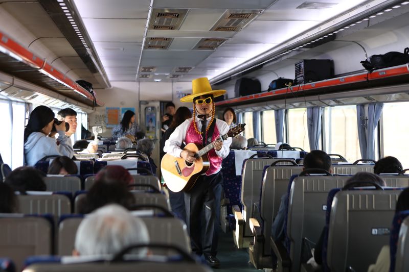 충남 예산·서산으로 떠나는 '레트로 낭만열차' 직접 타보니