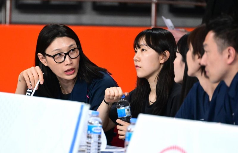 의견 나누는 김연경 어드바이저 (출처=연합뉴스)