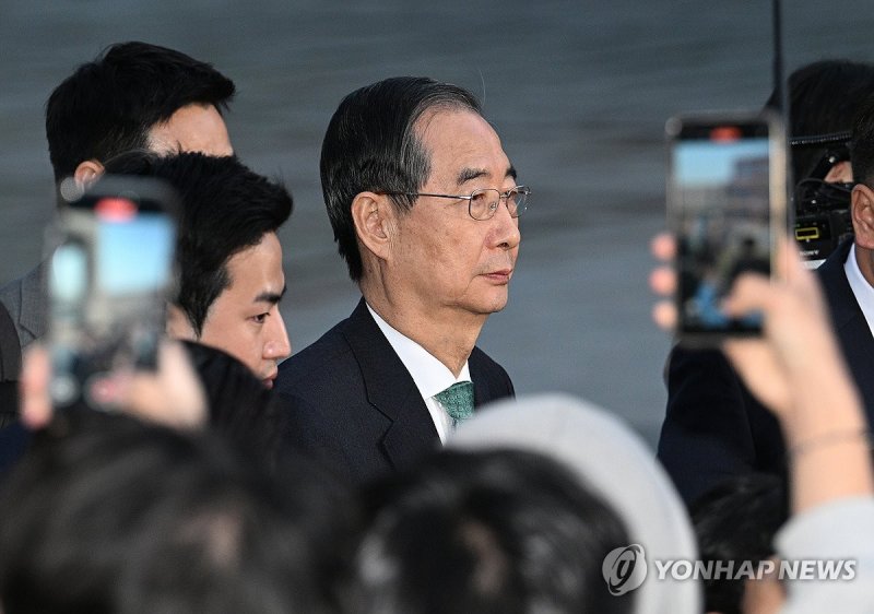 회담장 떠나는 한덕수 (출처=연합뉴스)