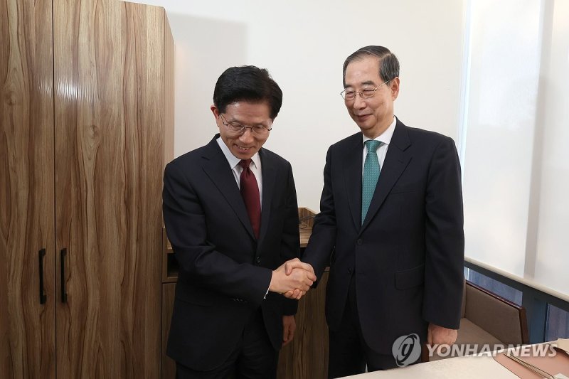 악수하는 김문수 후보와 한덕수 예비후보 (출처=연합뉴스)
