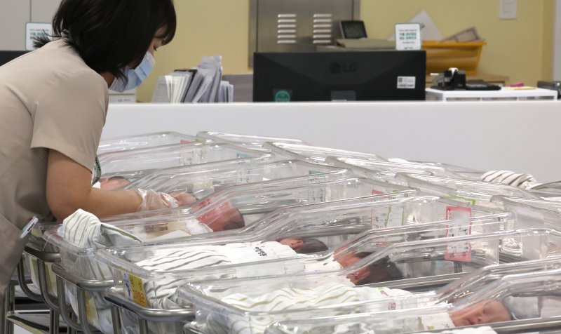 [인천=뉴시스] 전진환 기자 = 26일 통계청이 발표한 '2024년 출생·사망통계(잠정)'에 따르면 지난해 출생아 수는 23만8300명으로 전년보다 8300명(3.6%) 증가했다. 출생아 수는 2015년(0.7%) 소폭 증가한 후 8년 연속 감소하다 지난해 9년 만에 반등했다. 여성 1명이 평생 낳을 것으로 예상되는 평균 출생아 수를 나타내는 합계 출산율은 0.75명으로 전년(0.72명)보다 0.03명 증가했다. 합계출산율 역시 9년 만에 증가 전환이다. 26일 인천 미추홀구 아인병원 신생아실에서 간호사들이 신생아들을 돌보고 있다.