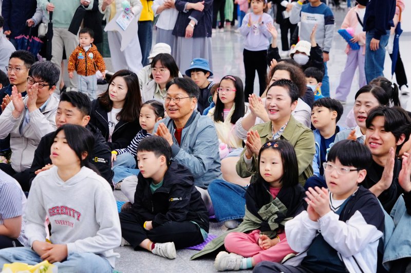 강기정 광주시장이 3일 시청 시민홀에서 열린 제103회 어린이날 행사에 참석해 어린이들과 공연을 관람하고 있다.(광주시 제공. 재판매 및 DB 금지) 2025.5.3/뉴스1 ⓒ News1 박준배 기자