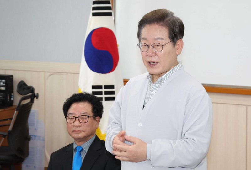 [익산=뉴시스] 조성봉 기자 = 민심을 청취하는 '경청 투어'에 나선 이재명 더불어민주당 대선후보가 7일 전북 익산시 인북로 대한노인회 익산지회에서 열린 임원 간담회에서 인사말을 하고 있다. 2025.05.07. suncho21@newsis.com