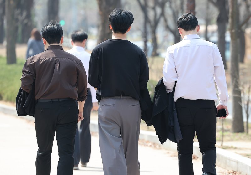 겉옷을 벗어 든 시민들이 산책을 하고 있다. (사진은 기사 내용과 무관함) / 뉴스1 ⓒ News1