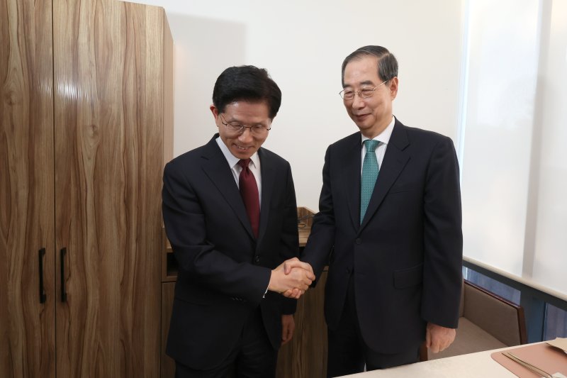 [서울=뉴시스] 고승민 기자 = 김문수 국민의힘 대선 후보와 한덕수 무소속 대선 후보가 7일 서울 종로구의 한 식당에서 단일화 관련 회동을 하고 있다. (공동취재) 2025.05.07. photo@newsis.com