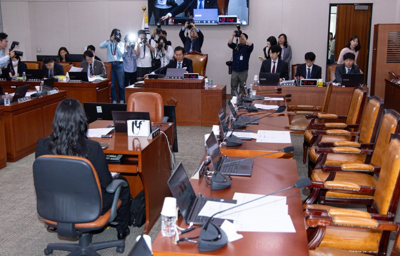 정청래 국회 법제사법위원회 위원장이 7일 오후 서울 여의도 국회에서 열린 법사위 전체회의에서 의사봉을 두드리고 있다. 이날 국민의힘 법사위원들은 '대통령 당선시 재판 정지법' 상정을 앞두고 퇴장했다. 2025.5.7/뉴스1 ⓒ News1 이재명 기자