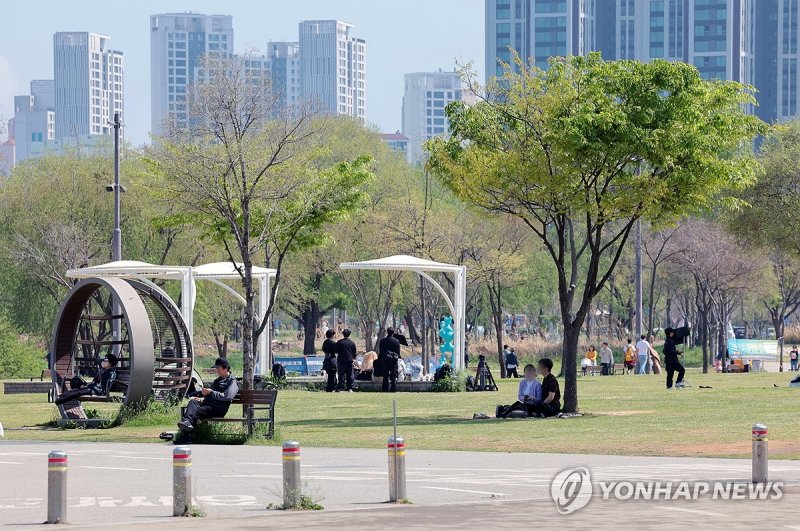 나무 그늘 아래 휴식 (출처=연합뉴스)