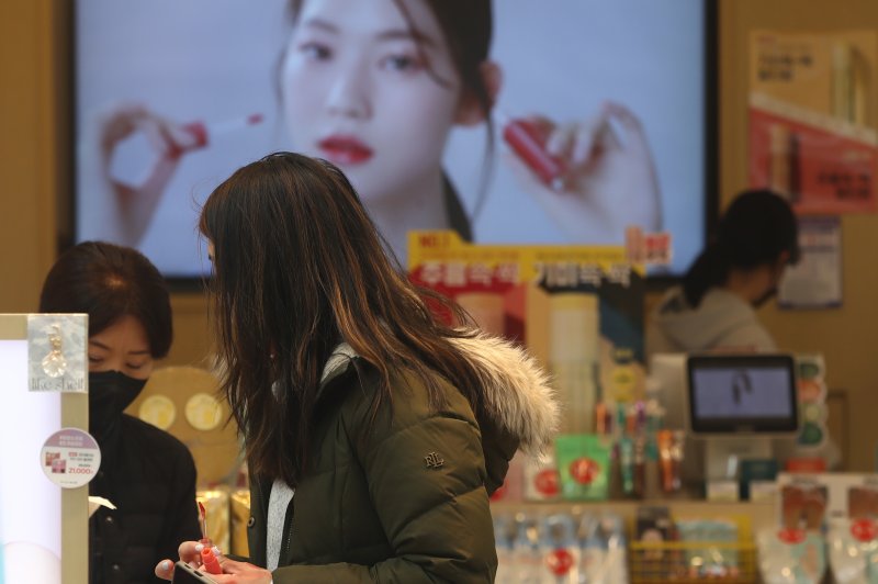 서울 중구 명동거리를 찾은 외국인이 화장품을 고르고 있다. /사진=뉴스1