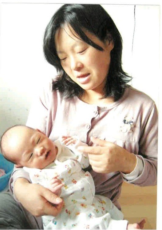 출산 직후 김민정 한국미혼모가족협회 대표와 아기 (출처=연합뉴스)