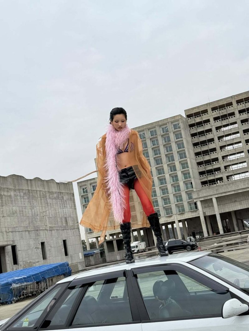 '저작권료 月 10억' 전소연, 차 지붕에서 '파격' 비키니…무슨 일?