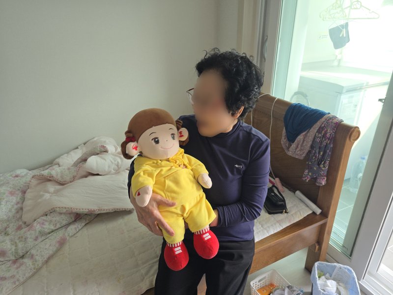 AI돌봄인형을 안고 있는 노인.(대구 수성구 제공.재판매 및 DB금지)