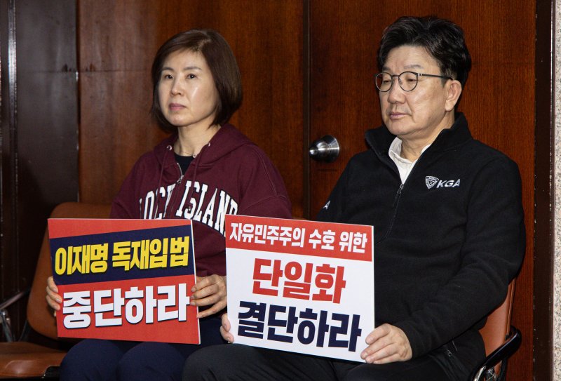 권성동 국민의힘 원내대표가 7일 오후 서울 여의도 국회 로텐더홀에서 김문수 당 대통령 후보에게 단일화 약속을 촉구하며 무기한 단식에 돌입하고 있다. 2025.5.8/뉴스1 ⓒ News1 이재명 기자