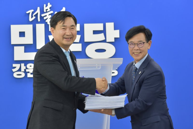 김한근 전 강원 강릉시장이 지난 7일 더불어민주당 강원도당 회의실에서 열린 입당환영식에서 김도균 도당위원장으로부터 축하를 받고 있다.(더불어민주당 강원도당 제공, 재판매 및 DB 금지) 2025.5.8/뉴스1