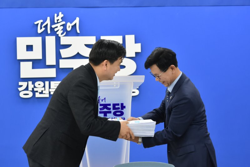 김한근 전 강원 강릉시장이 지난 7일 더불어민주당 강원도당 회의실에서 열린 입당환영식에서 김도균 도당위원장으로부터 축하를 받고 있다.(더불어민주당 강원도당 제공, 재판매 및 DB 금지) 2025.5.8/뉴스1