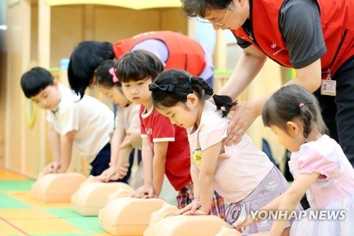 심폐소생술 배우는 어린이들 (출처=연합뉴스)