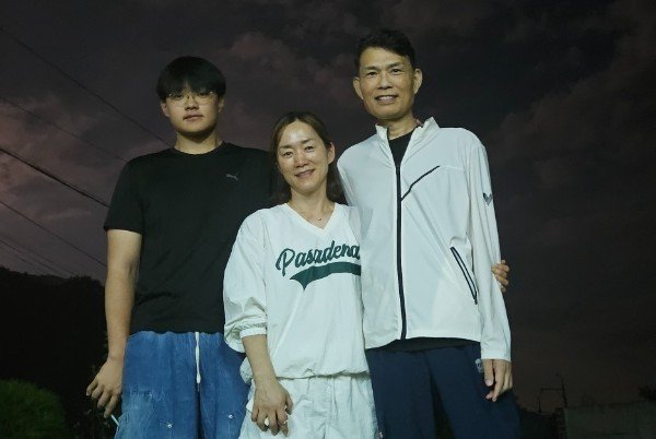 장희수 군이 간 이식 수술 후 아버지와 어머니와 함께 찍은 사진. (장희수 군 제공.재판매 및 DB금지) /뉴스1 ⓒ News1