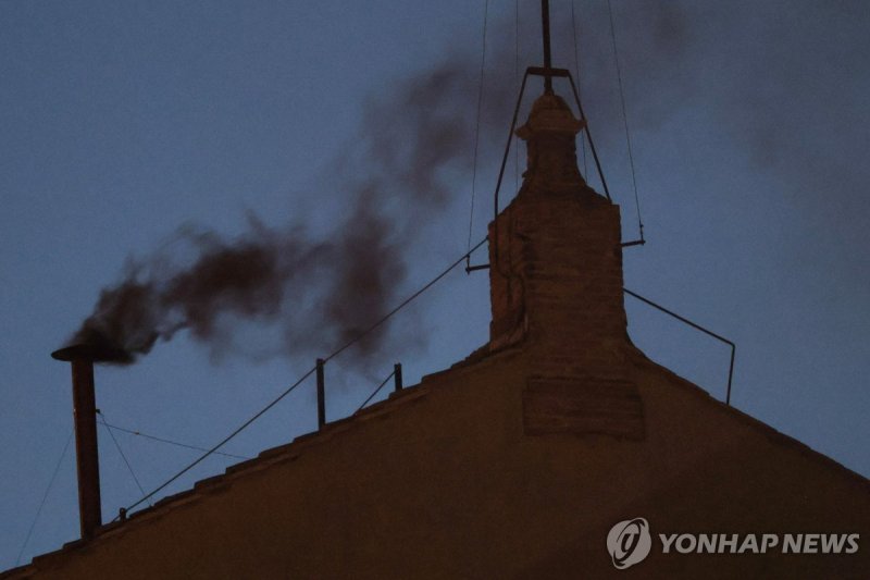 7일(현지시간) 바티칸 시스티나 성당 굴뚝에서 검은 연기 피어오르는 모습 (출처=연합뉴스)