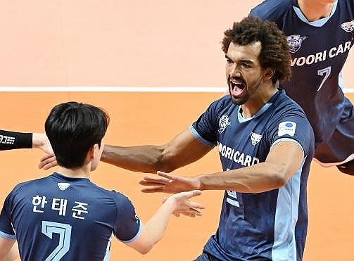 우리카드에서 뛰던 때의 아히(오른쪽) (출처=연합뉴스)