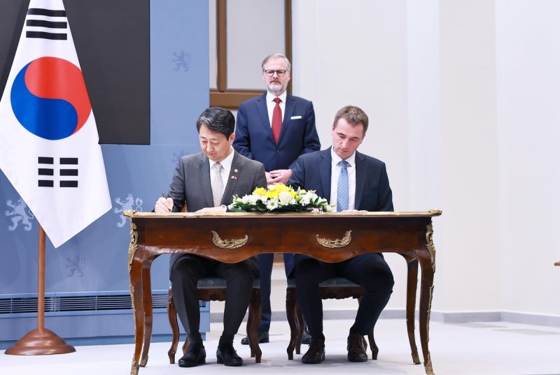 한·체코, 원전산업 협력 약정' 체결식 (출처=연합뉴스)