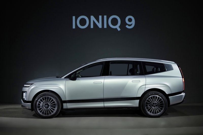 [서울=뉴시스] 현대차는 첫 전동화 플래그십 SUV 모델인 '아이오닉9'을 13일 출시한다고 밝혔다. 지난 11일 서울 광진구 그랜드워커힐 서울에서 열린 아이오닉 9 미디어 익스피리언스 행사에서 아이오닉 9가 공개되고 있다.아이오닉 9은 E-GMP 기반의 대형 전동화 SUV로 동급 최고 수준의 실내 공간을 갖췄으며 110.3kWh 배터리를 탑재해 현대차 전기차 라인업 중 가장 긴 532km의 1회 충전 주행거리를 달성했다. (사진=현대차 제공) 2025.02.13. photo@newsis.com *재판매 및 DB 금지