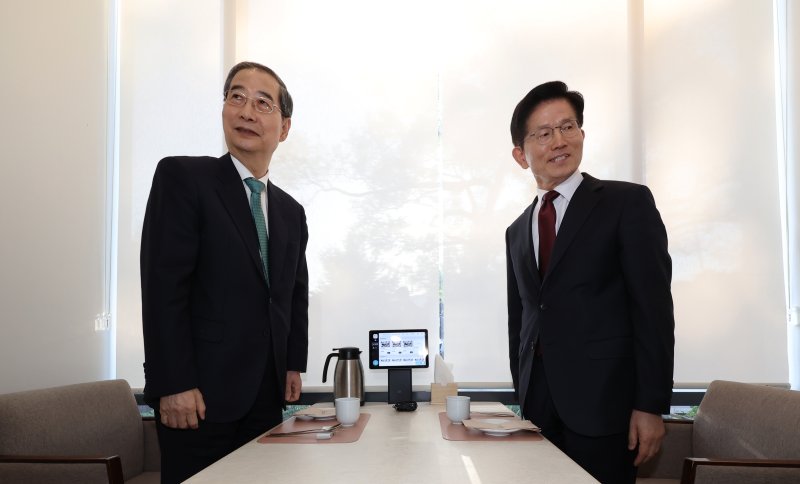 [서울=뉴시스] 고승민 기자 = 김문수 국민의힘 대선 후보와 한덕수 무소속 대선 후보가 7일 서울 종로구의 한 식당에서 단일화 관련 회동을 하고 있다. (공동취재) 2025.05.07. photo@newsis.com