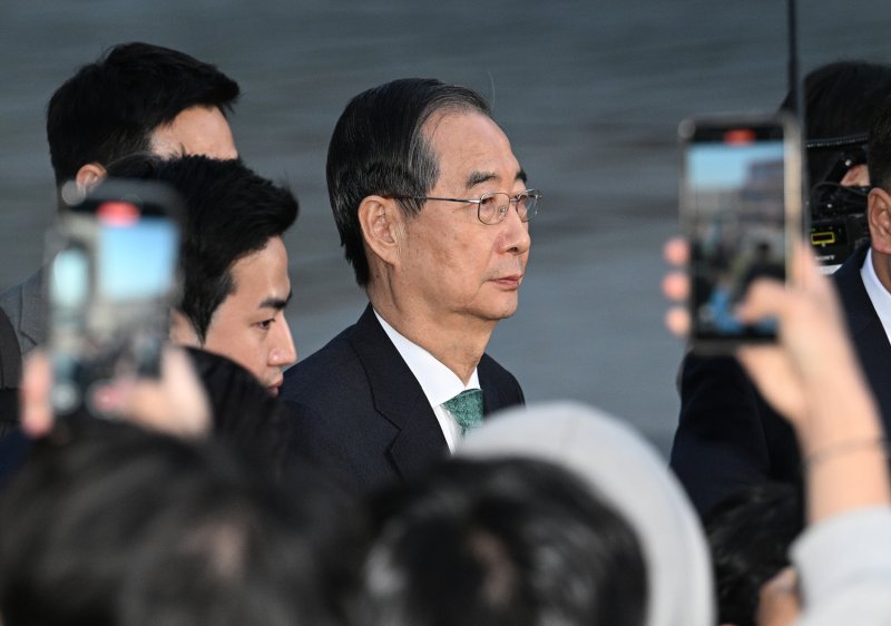 [서울=뉴시스] 고승민 기자 = 한덕수 무소속 대선 후보가 7일 서울 종로구 한 식당에서 김문수 국민의힘 대선 후보와 단일화 관련 회동을 마치고 이동하고 있다. (공동취재) 2025.05.07. photo@newsis.com
