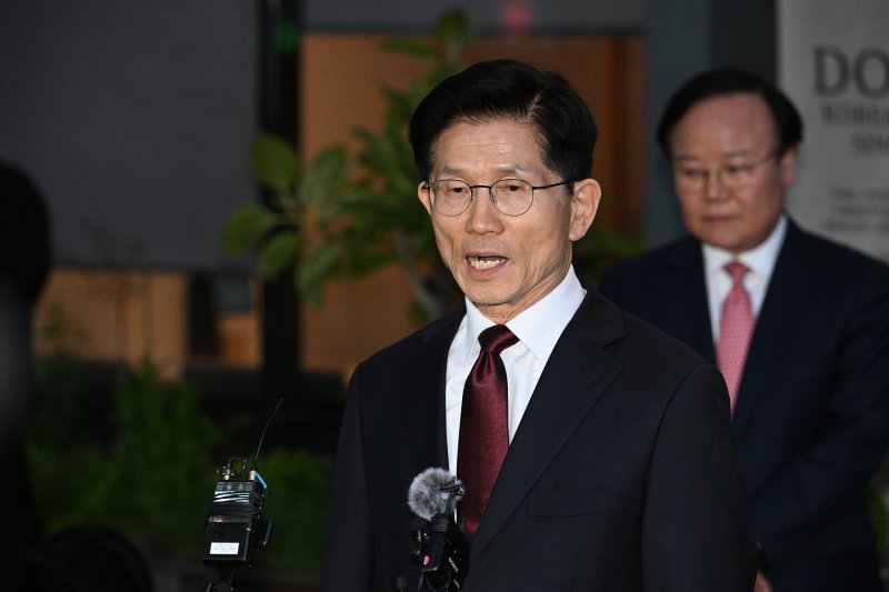 [서울=뉴시스] 고승민 기자 = 김문수 국민의힘 대선 후보가 7일 서울 종로구 한 식당에서 한덕수 무소속 대선 후보와 단일화 관련 회동을 마치고 브리핑을 하고 있다. (공동취재) 2025.05.07. photo@newsis.com /사진=뉴시스