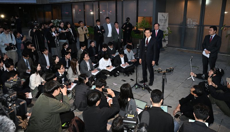 [서울=뉴시스] 고승민 기자 = 김문수 국민의힘 대선 후보가 7일 서울 종로구 한 식당에서 한덕수 무소속 대선 후보와 단일화 관련 회동을 마치고 브리핑을 하고 있다. (공동취재) 2025.05.07. photo@newsis.com