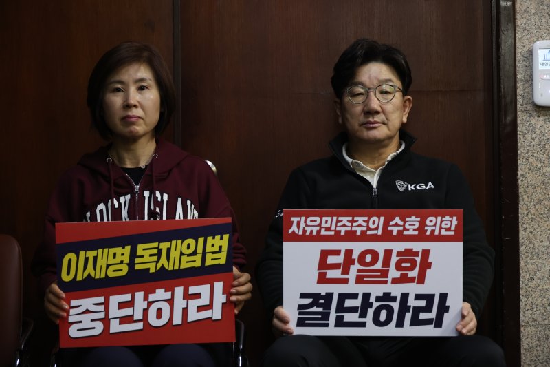[서울=뉴시스] 고승민 기자 = 권성동 국민의힘 원내대표와 김미애 의원이 8일 새벽 서울 여의도 국회 원내대표실 앞에서 김문수 대선 후보와 한덕수 무소속 대선 후보의 단일화를 촉구하며 단식농성을 하고 있다. 2025.05.08. kkssmm99 @newsis.com