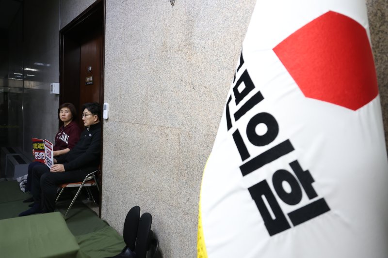 [서울=뉴시스] 고승민 기자 = 권성동 국민의힘 원내대표와 김미애 의원이 8일 새벽 서울 여의도 국회 원내대표실 앞에서 김문수 대선 후보와 한덕수 무소속 대선 후보의 단일화를 촉구하며 단식농성을 하고 있다. 2025.05.08. kkssmm99 @newsis.com