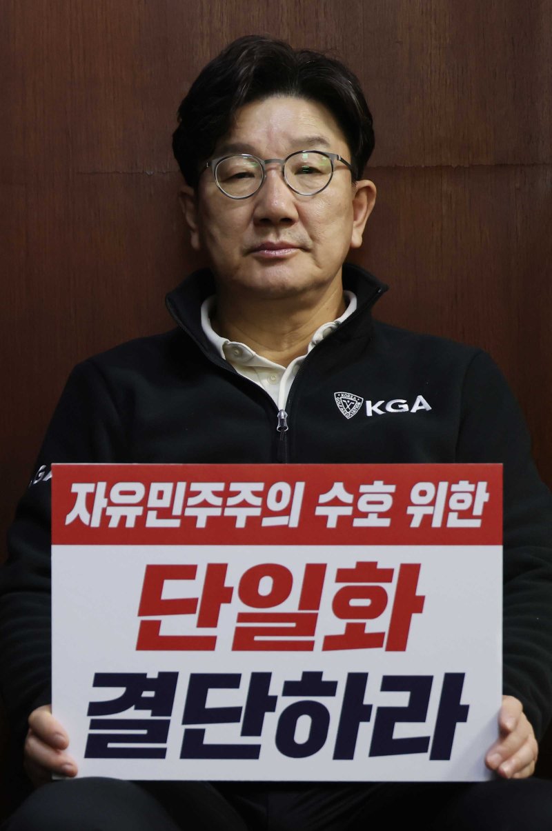 [서울=뉴시스] 고승민 기자 = 권성동 국민의힘 원내대표가 8일 새벽 서울 여의도 국회 원내대표실 앞에서 김문수 대선 후보와 한덕수 무소속 대선 후보의 단일화를 촉구하며 단식농성을 하고 있다. 2025.05.08. kkssmm99 @newsis.com