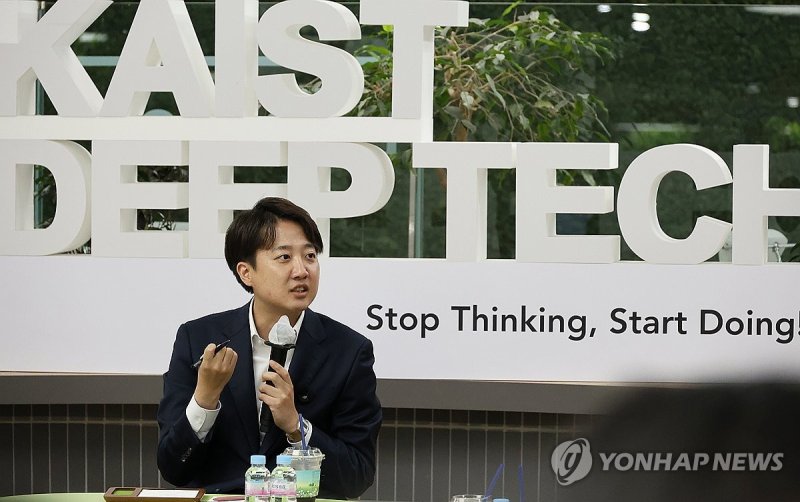 학생 의견 청취하는 이준석 대선후보 (출처=연합뉴스)